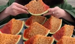 小矮瓜吃火鸡面,一场味蕾与勇气的较量