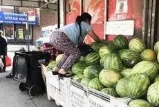 大妈吃大瓜,揭秘网络热传背后的故事