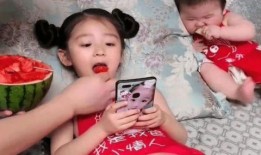 爸爸抱孩子吃瓜,抱娃吃瓜乐翻天