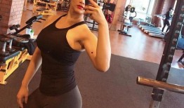 女人健身拍照吃瓜,瓜果飘香，展现健康生活风采