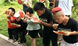 河边路人吃瓜,揭秘街头百态