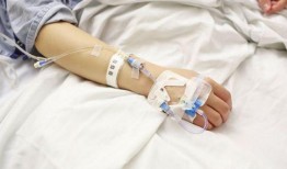 大妈打针输液吃瓜,展现人间温情与生活百态