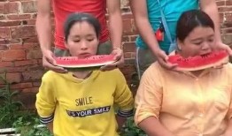 蒙眼吃瓜竞速挑战,速度与味觉的双重考验