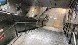 地铁口躺着吃瓜的,市民休闲新风尚
