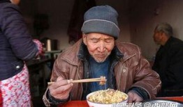 大爷拿碗吃瓜,诠释人间烟火气