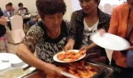 云南大娘吃瓜视频,揭秘当地独特生活方式