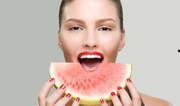 吃瓜美女海报,揭秘吃瓜美女海报背后的故事