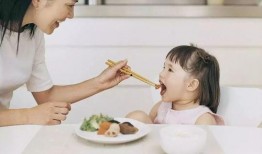 妈妈爸爸女儿吃瓜,一家三口欢乐吃瓜时光