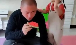 闺女吃蛋瓜,开启夏日清凉之旅