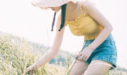 女人健身拍照吃瓜,瓜果飘香，展现健康生活风采