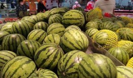 朝阳吃瓜群众吃西瓜,吃瓜群众畅享夏日西瓜盛宴