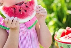 孩子吃瓜的图片,孩子吃瓜瞬间捕捉