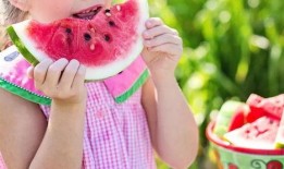 孩子吃瓜的图片,孩子吃瓜瞬间捕捉