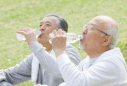 老人惬意吃瓜瞬间