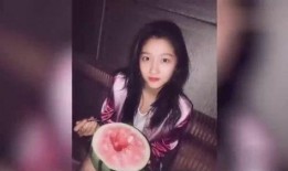 关晓彤自拍吃瓜,甜蜜分享日常瞬间