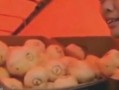 男友给我买吃瓜,男友送我吃瓜，甜蜜瞬间定格