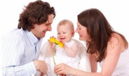 妈妈爸爸女儿吃瓜,一家三口欢乐吃瓜时光