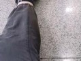 地铁口躺着吃瓜的,市民休闲新风尚