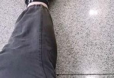 地铁口躺着吃瓜的,市民休闲新风尚