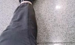 地铁口躺着吃瓜的,市民休闲新风尚
