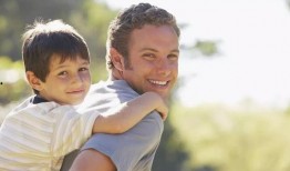 妈妈爸爸女儿吃瓜,一家三口欢乐吃瓜时光