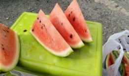 公路上吃瓜,夏日出行好心情