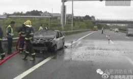 轿车打架群众吃瓜