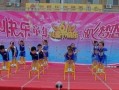 操场椅子舞吃瓜,吃瓜群众围观校园新风尚