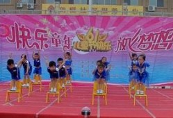操场椅子舞吃瓜,吃瓜群众围观校园新风尚