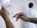 大妈打针输液吃瓜,展现人间温情与生活百态