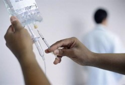 大妈打针输液吃瓜,展现人间温情与生活百态