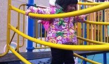 滑滑梯吃瓜,童年的欢乐时光