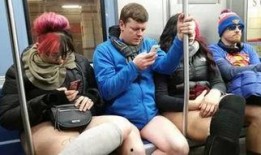 地铁外籍人吃瓜,展现多元文化融合魅力