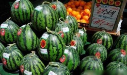 吃瓜卖瓜,吃瓜卖瓜两不误，共享夏日清凉时光