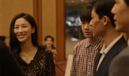 二强给妈妈吃瓜,共享瓜果美味