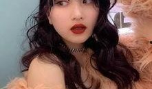 平面模特吃瓜,趣味瞬间引发网友热议