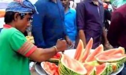 吃瓜老头小伙,吃瓜老头与小伙的趣味生活碰撞