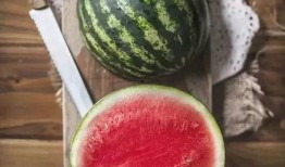 瓜从边上吃越吃越甜,瓜果的奇妙成长之旅