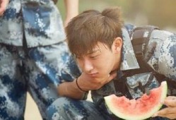 丑男吃瓜梳头图片