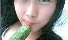 美女吃瓜的方式,美女的独特吃瓜姿势，解锁夏日清凉新方式