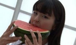 景区吃瓜女孩,夏日里的清凉一“瓜”