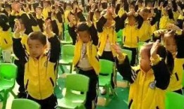 操场椅子舞吃瓜,吃瓜群众围观校园新风尚