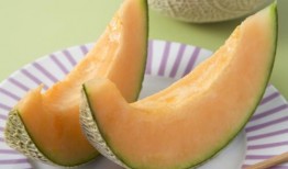 哈密瓜演示吃串,夏日消暑美食新体验