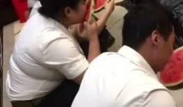 奇葩电梯吃瓜群众,吃瓜群众围观，揭秘电梯里的“疯狂一幕”