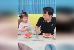 闺女吃蛋瓜,开启夏日清凉之旅