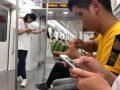 地铁外籍人吃瓜,展现多元文化融合魅力