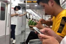 地铁外籍人吃瓜,展现多元文化融合魅力