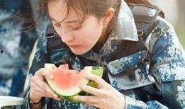 景甜蹲地吃瓜,意外成为娱乐圈热议焦点