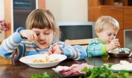 盲人吃瓜儿童游戏,寓教于乐的儿童感官体验游戏