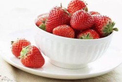 张典吃瓜草莓盆,一场甜蜜的田园邂逅